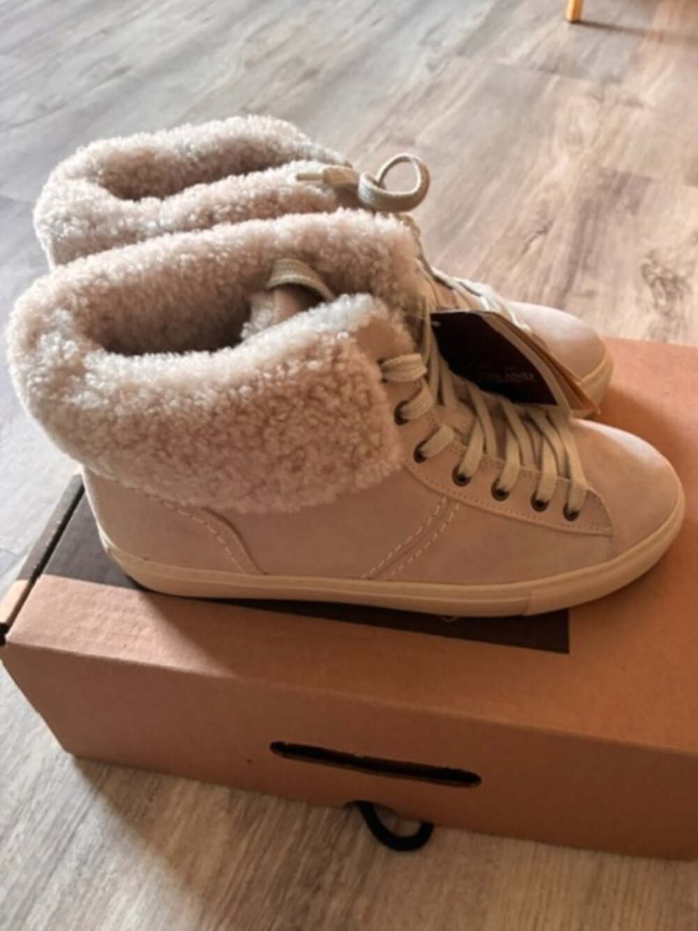 Overland Asha Shearling-Lined Water-Resistant Leather Sneakers - Size 9 - NWT - Picture 8 of 10
